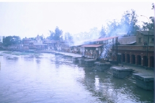 Pashupatinath: Panormica del riu amb els crematoris