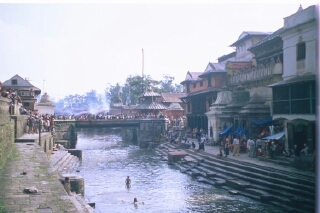 Pashupatinath: Panormica del riu i els crematoris